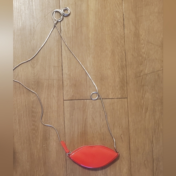 New Mini Red Leatherette  Lips Silver Rope Chain Crossbody Bag. - Picture 6 of 8